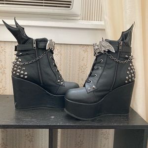 Demonia’s Women size 10